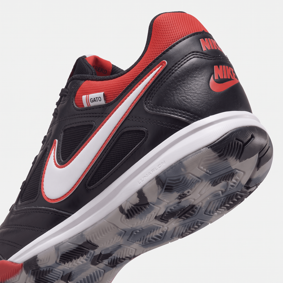 Supreme SB Gato Black / White / University Red