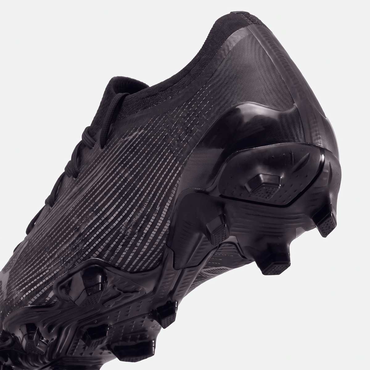 Future Ultimate FG/AG Black / White / Ravish Dark