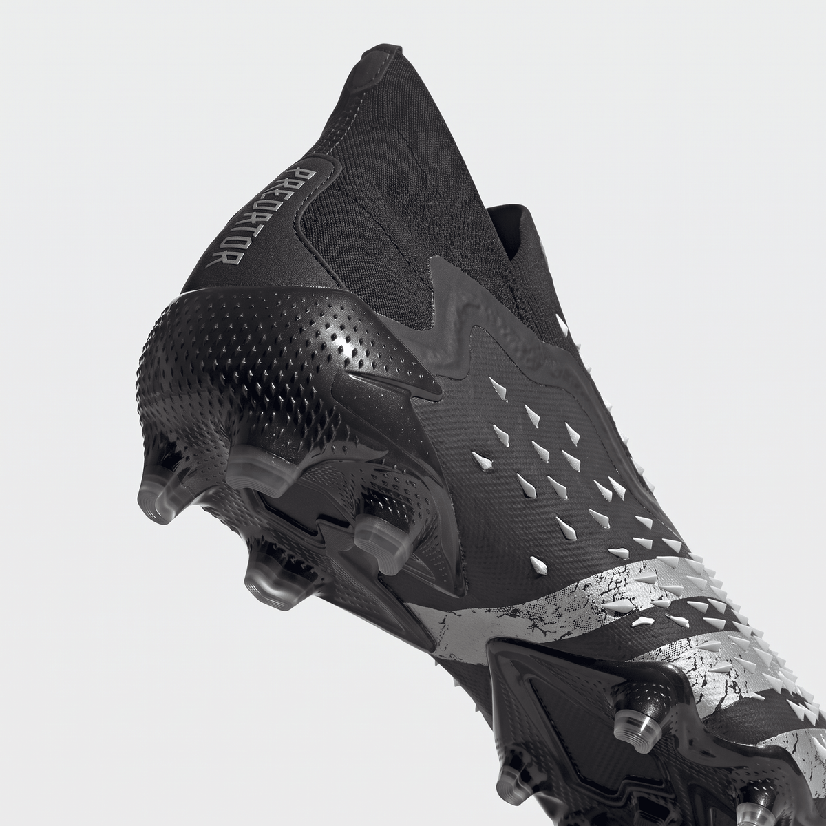 Predator Freak+ FG Core Black / Carbon / Iron Metallic