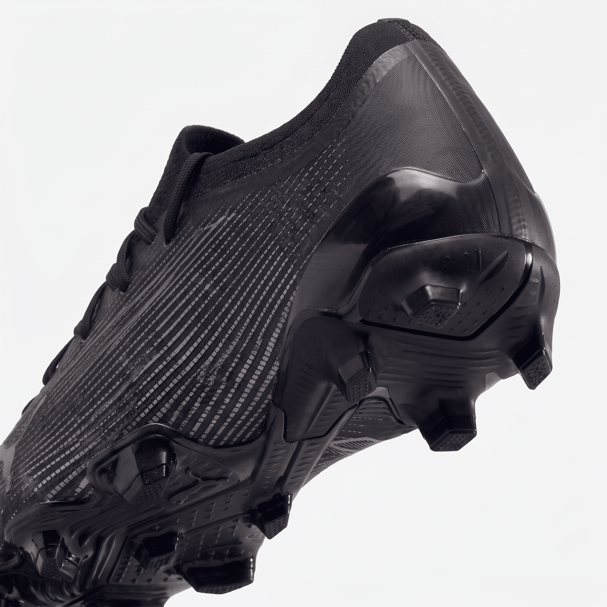 Future 7 Ultimate FG/AG Black / White