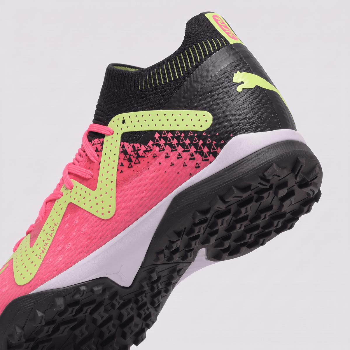 Future Ultimate Cage Turf White / Black / Fire Orchid